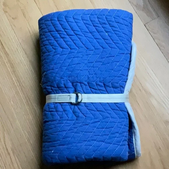 🏈 football stadium bench blanket. Quilted reversible. Rolls up compact used - Picture 2 of 12